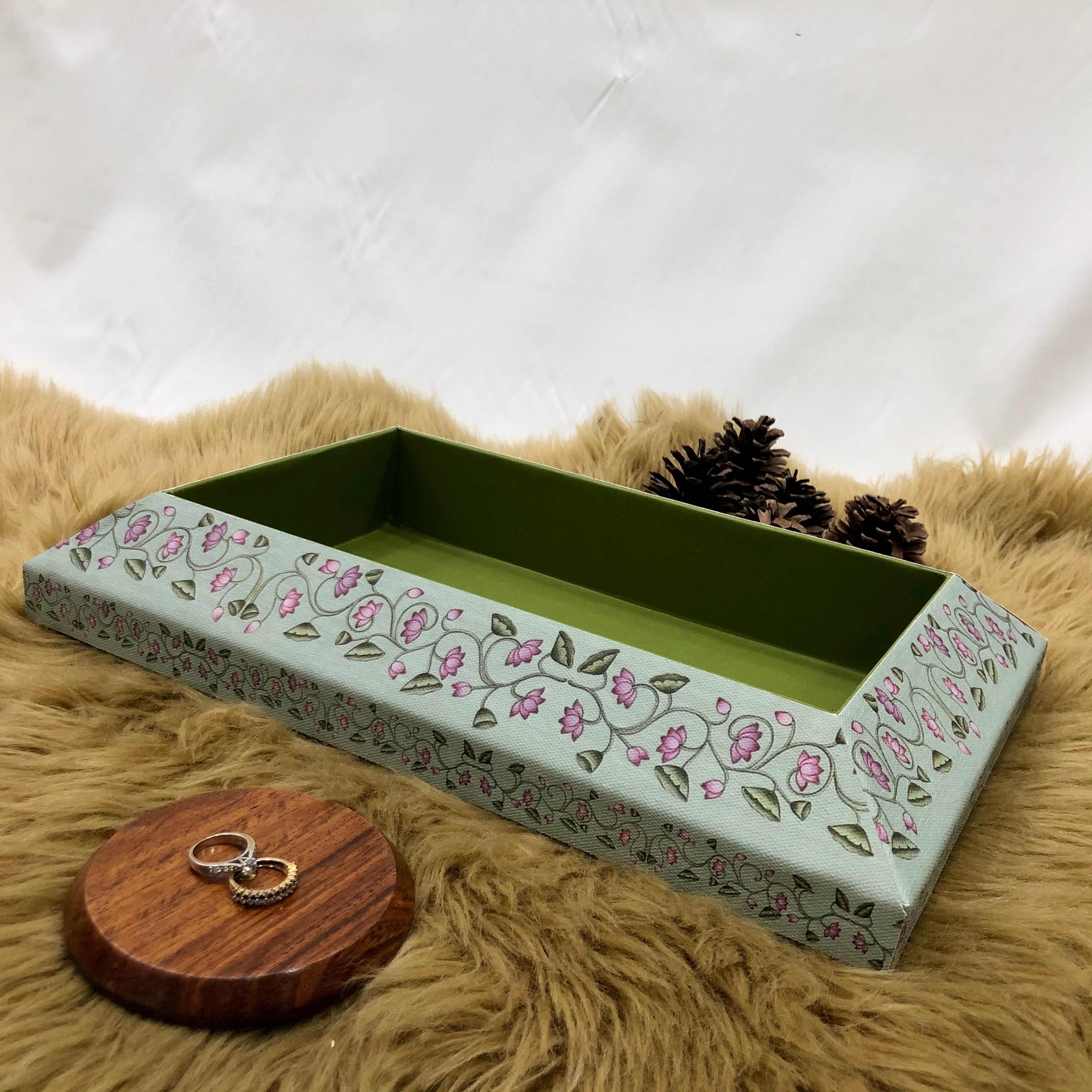 Trousseau Tray on Canvas and Wood Pulp (Medium)