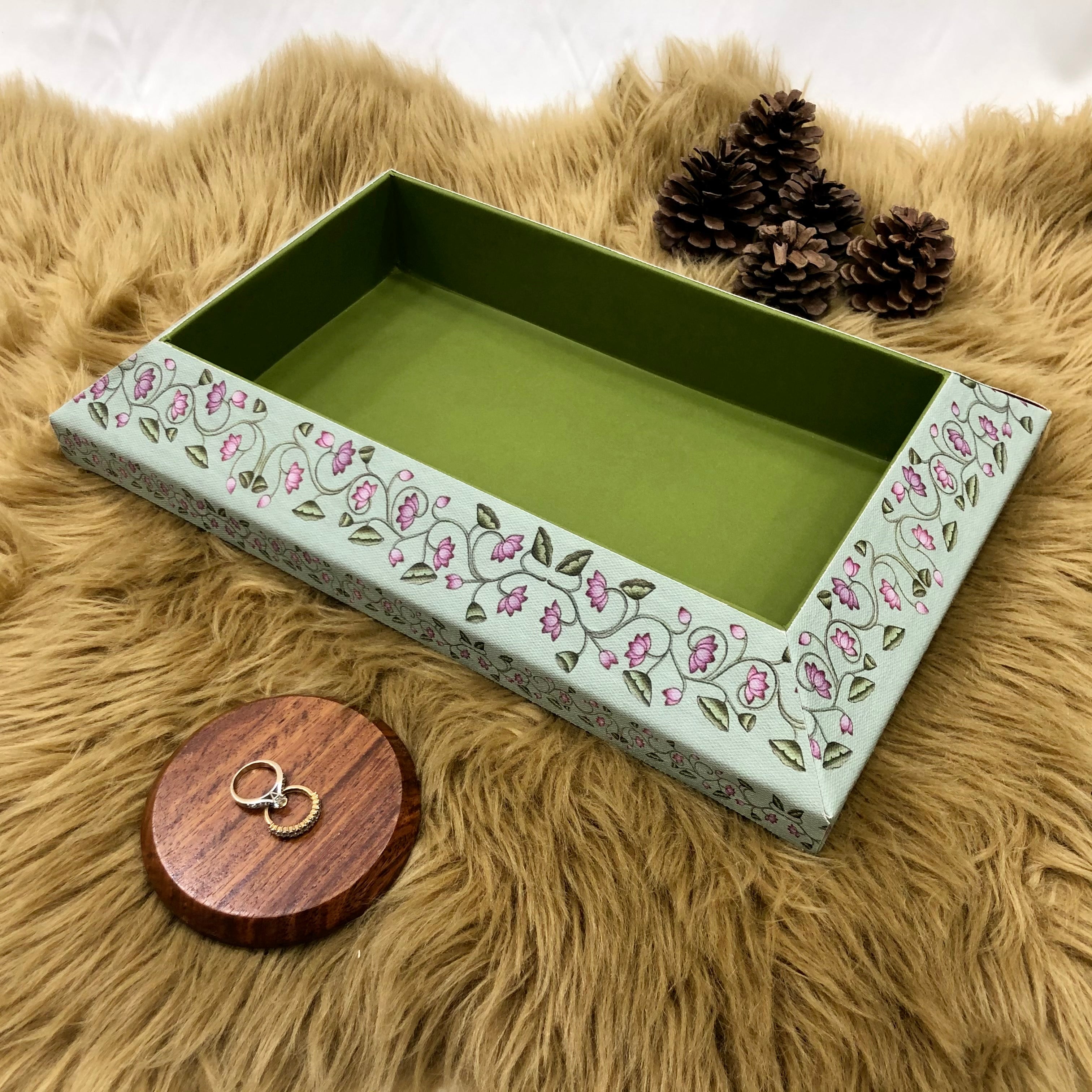 Trousseau Tray on Canvas and Wood Pulp (Medium)