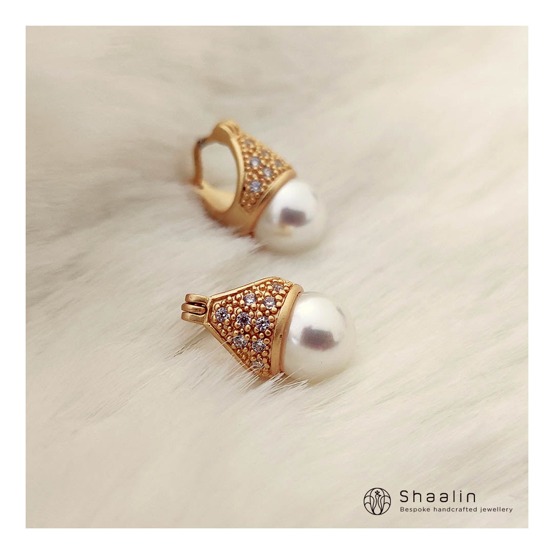 Minimal Pearl Drop Earrings