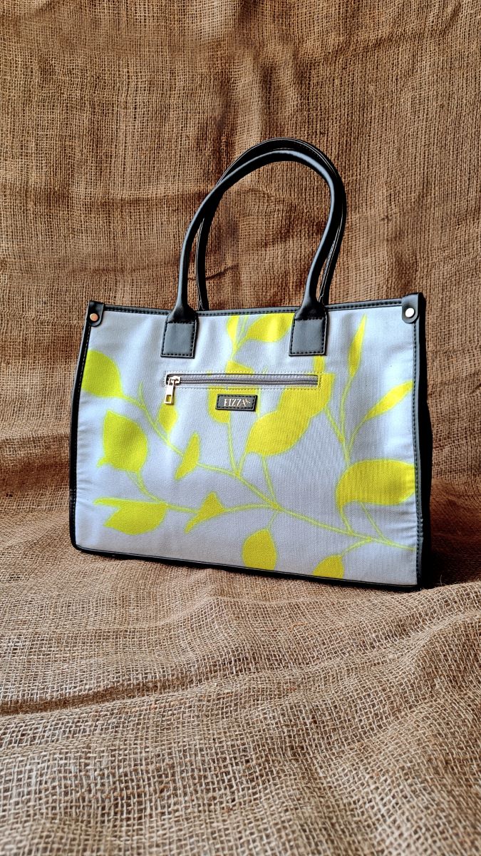 The Diffuse Tote Bag With a Front Pocket