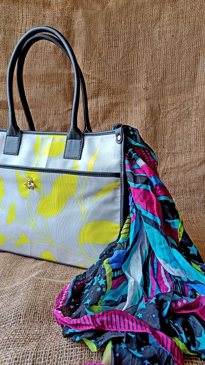 The Diffuse Tote Bag With a Front Pocket