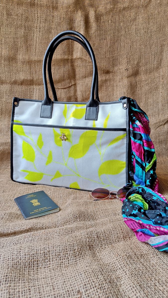 The Diffuse Tote Bag With a Front Pocket