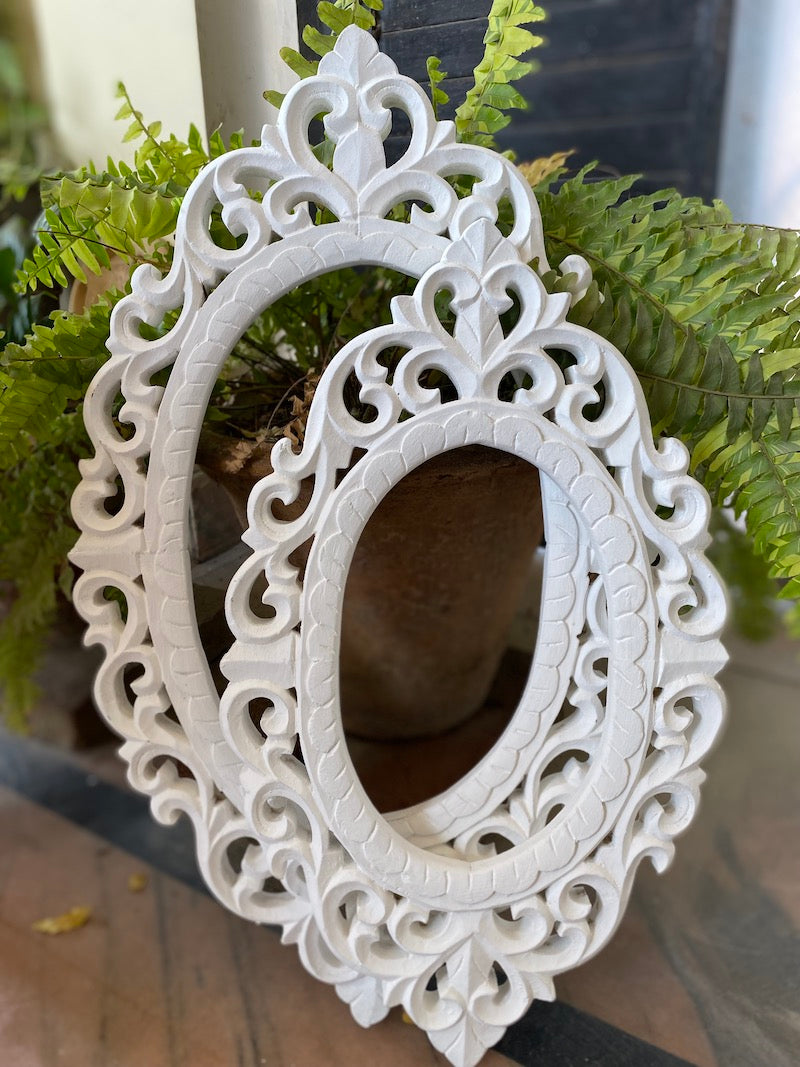 Beautiful Oval Shaped White Wall Frame Set