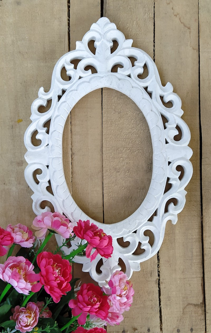 Beautiful Oval Shaped White Wall Frame Set