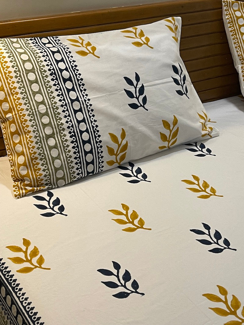 Leafy Pattern Multicolor Cotton Bedsheet (Queen Size)