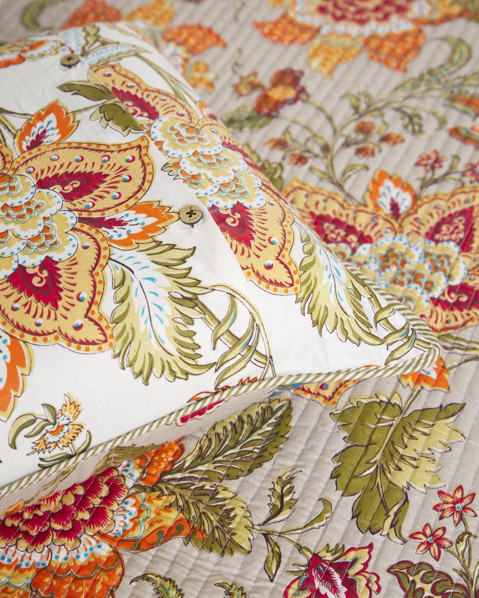 Multicolor Reversible Quilted Bedcovers With Pillow Covers