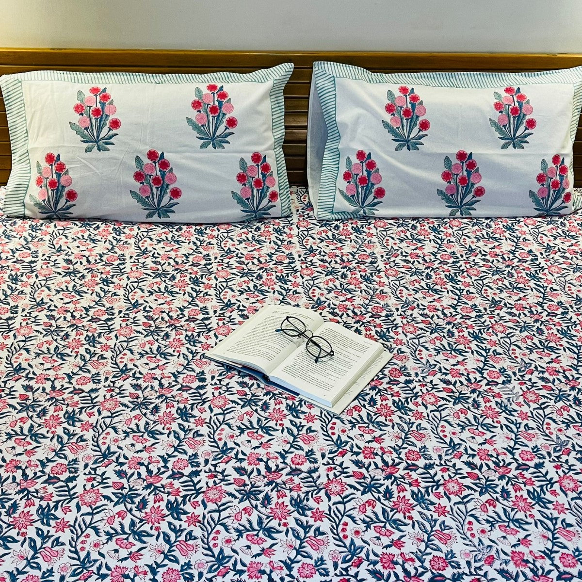 Pink Scattered Flower Cotton Queen Size Bedsheet Set