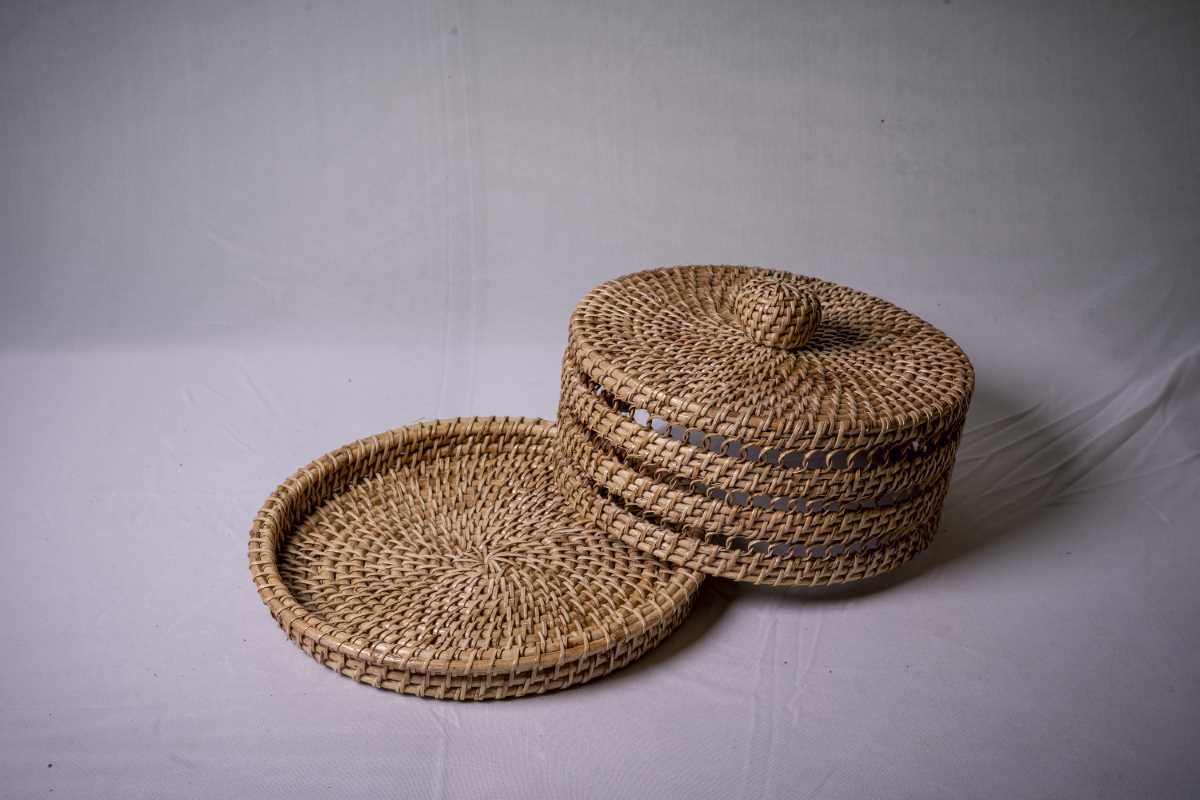 Cake Platter With Round Designed Cover